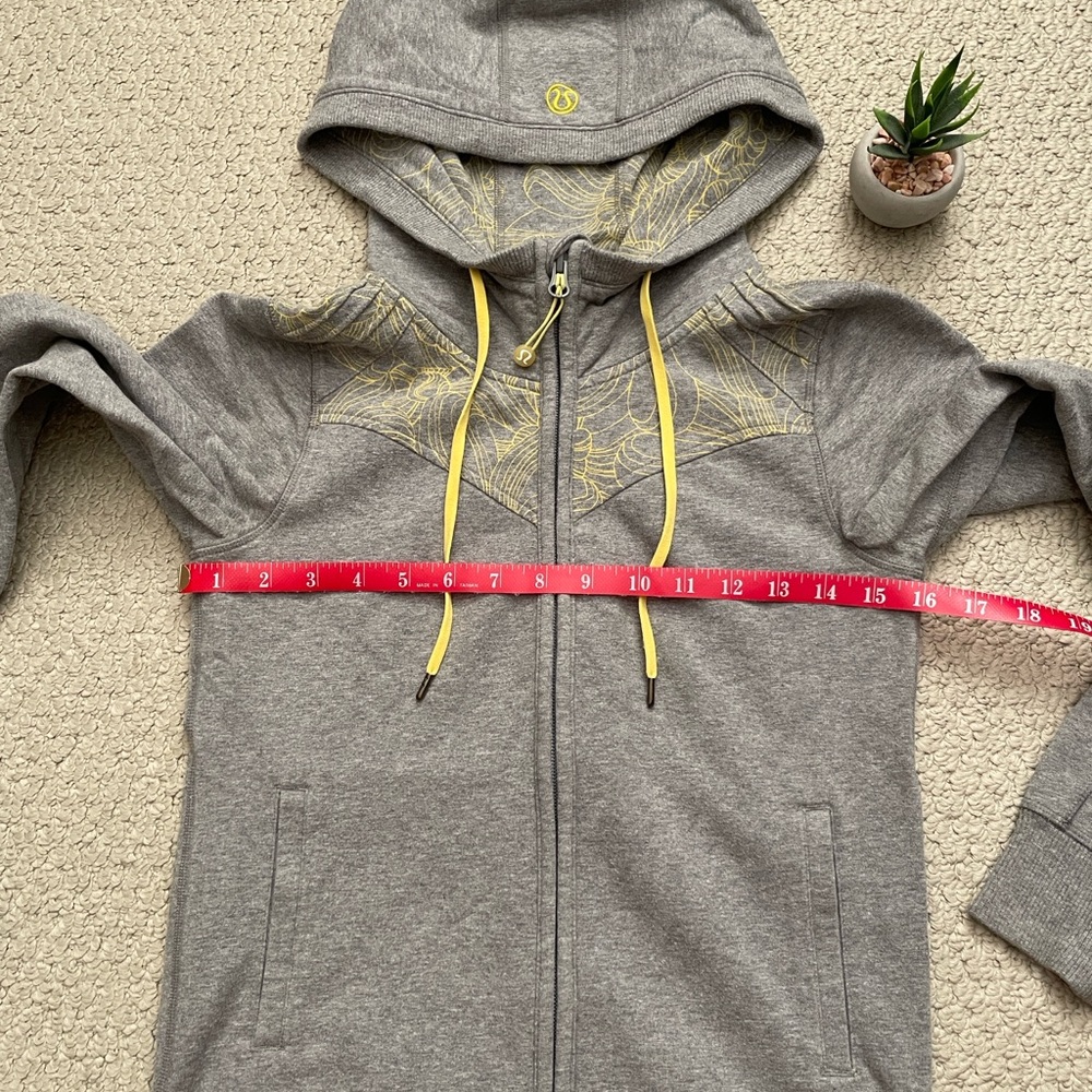 Lululemon sanctuary jacket grey and yellow